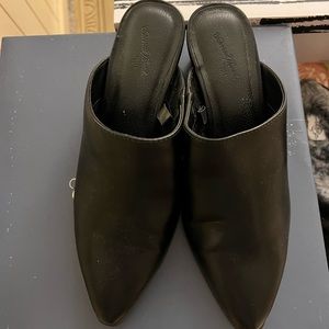 Universal Thread Black Mules